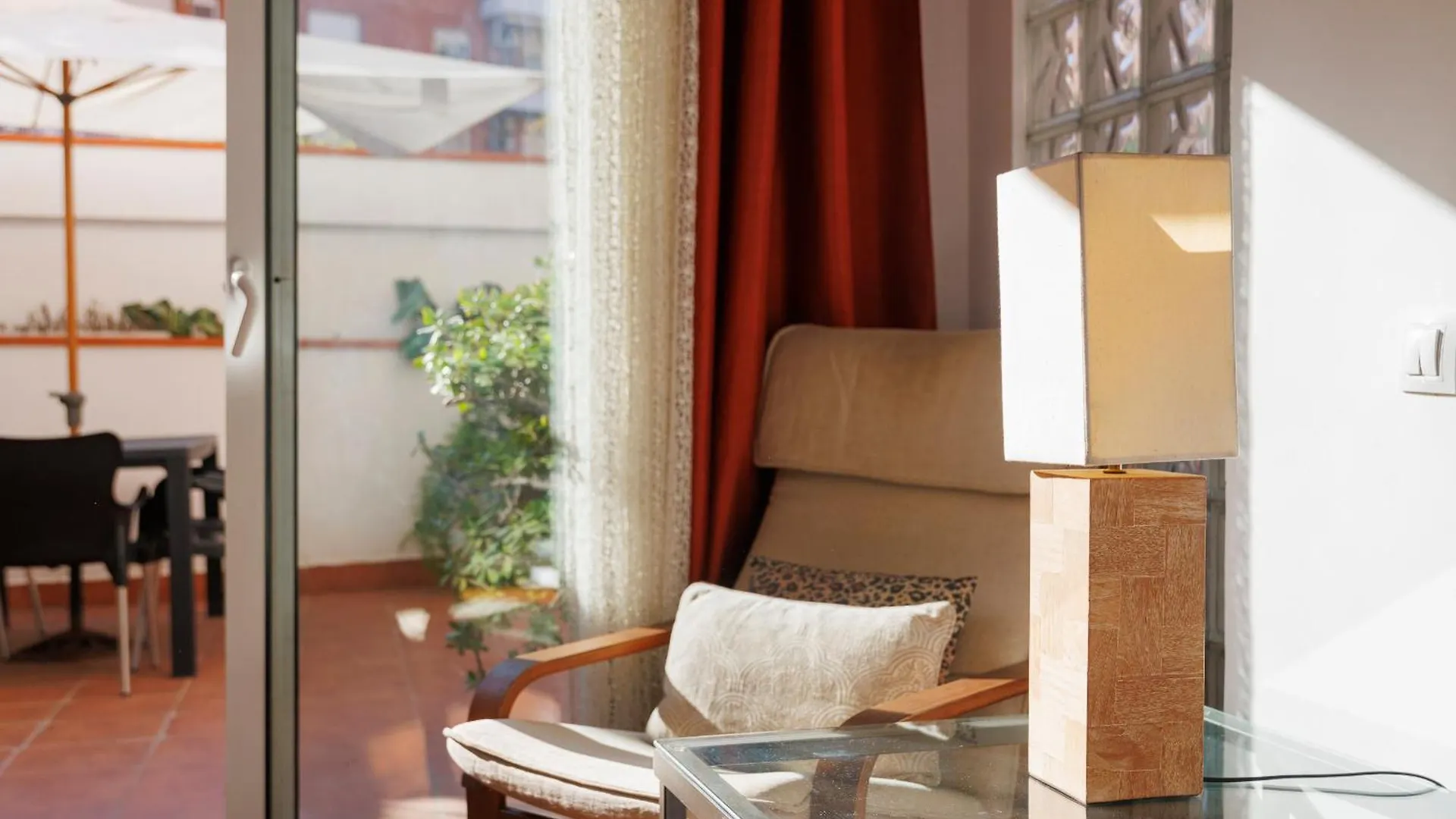 Aparteasy - Private Terrace, 3-Bedroom Apartment Barcelona 0*,  Spanyolország
