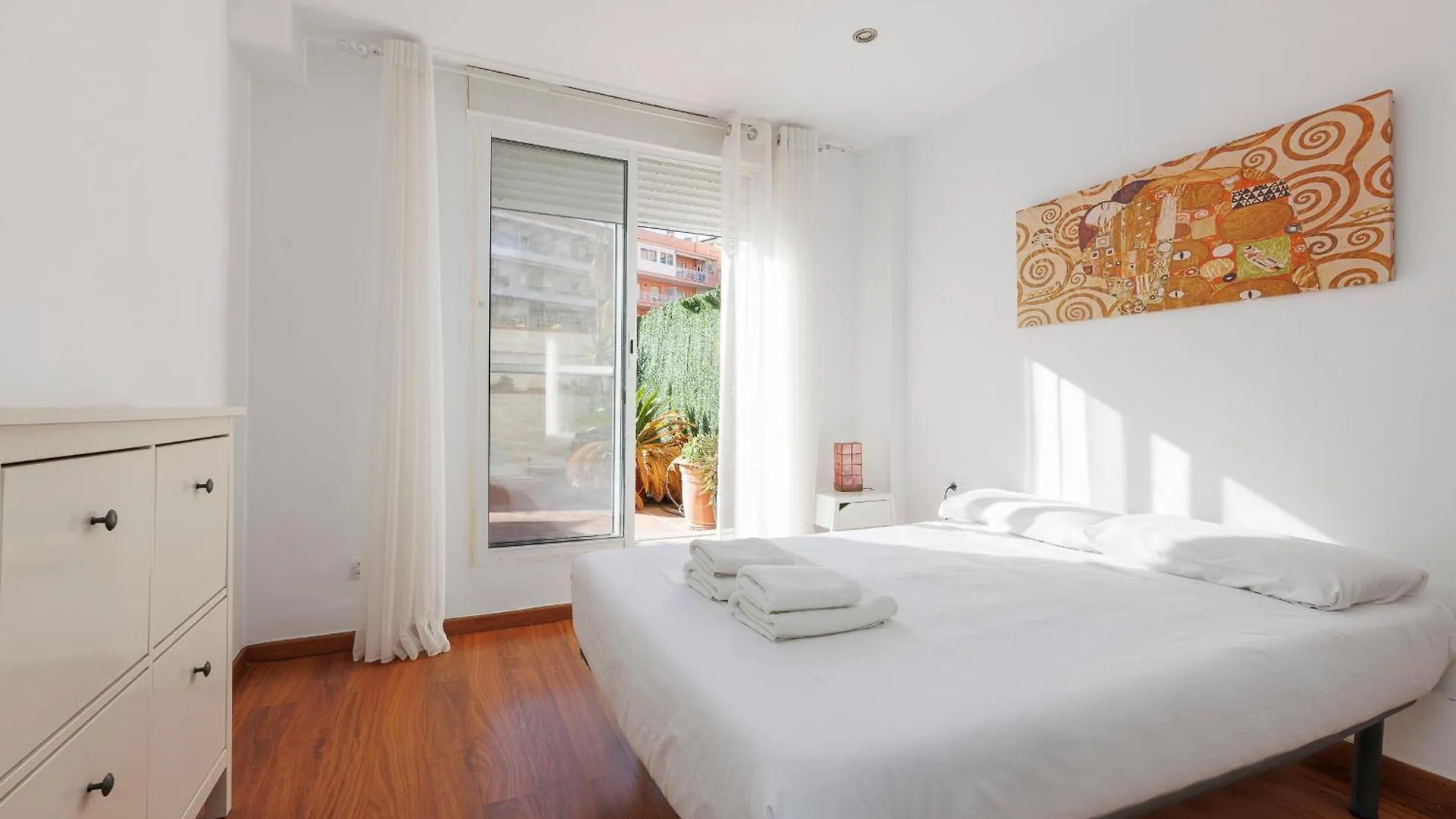 Aparteasy - Private Terrace, 3-Bedroom Apartment Barcelona