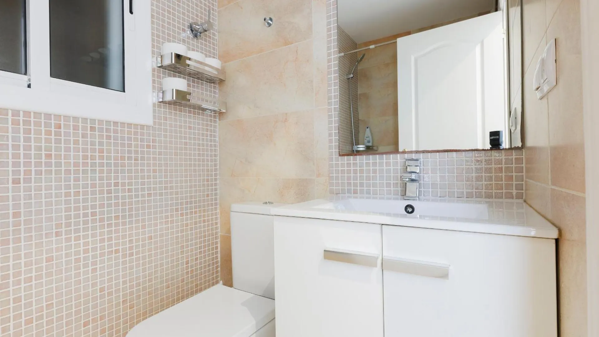 Aparteasy - Private Terrace, 3-Bedroom Apartment Barcelona