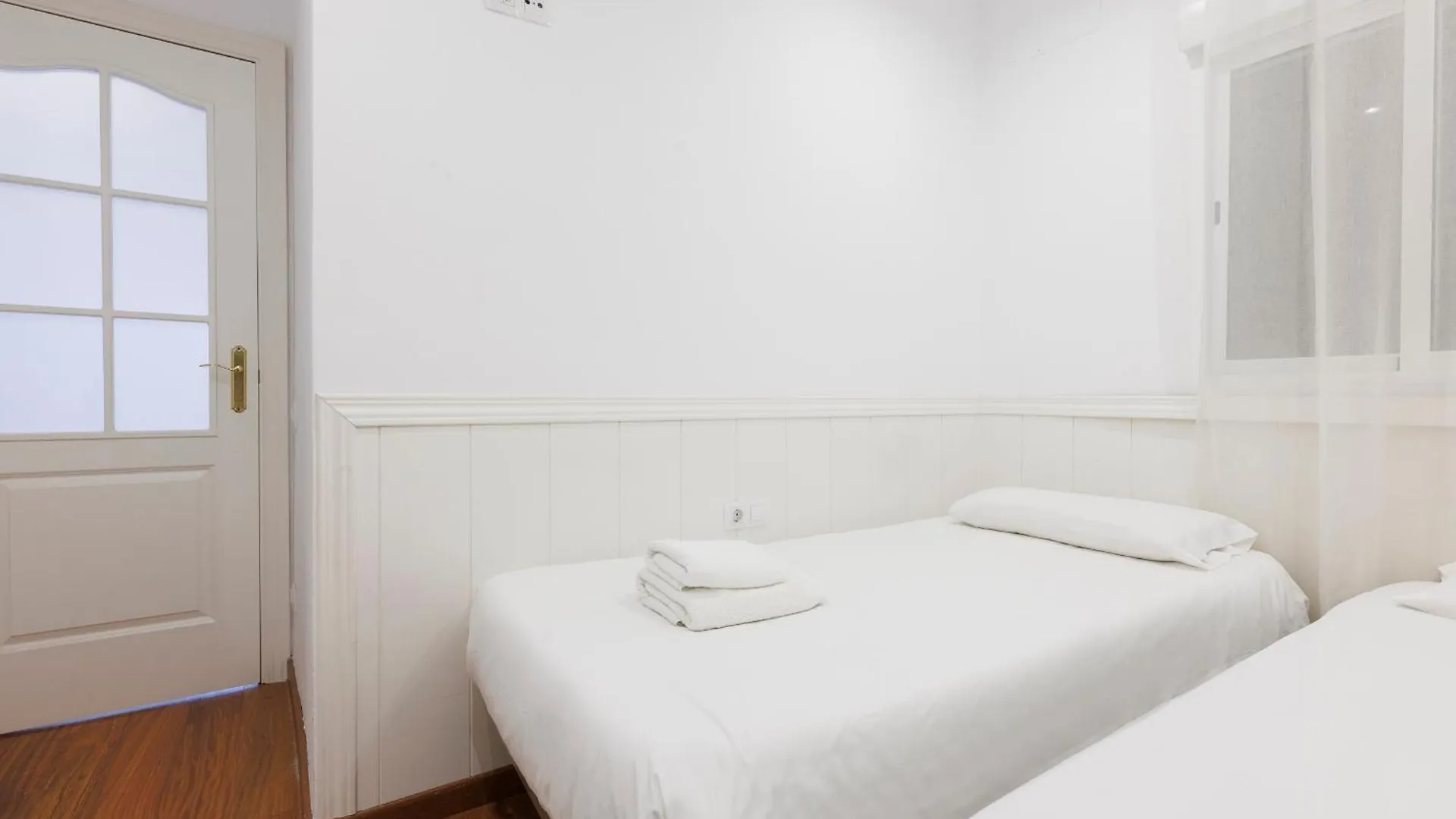 Aparteasy - Private Terrace, 3-Bedroom Apartment Barcelona