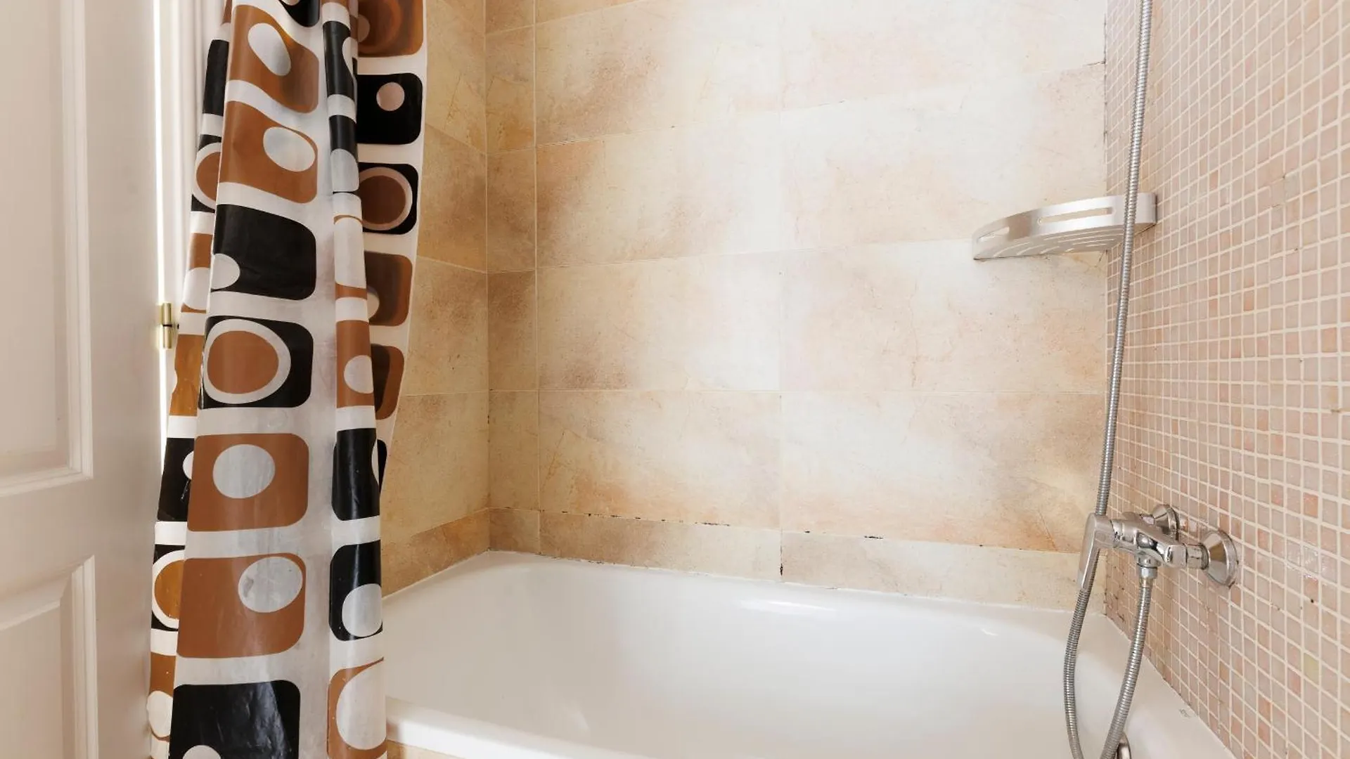 Aparteasy - Private Terrace, 3-Bedroom Apartment Barcelona