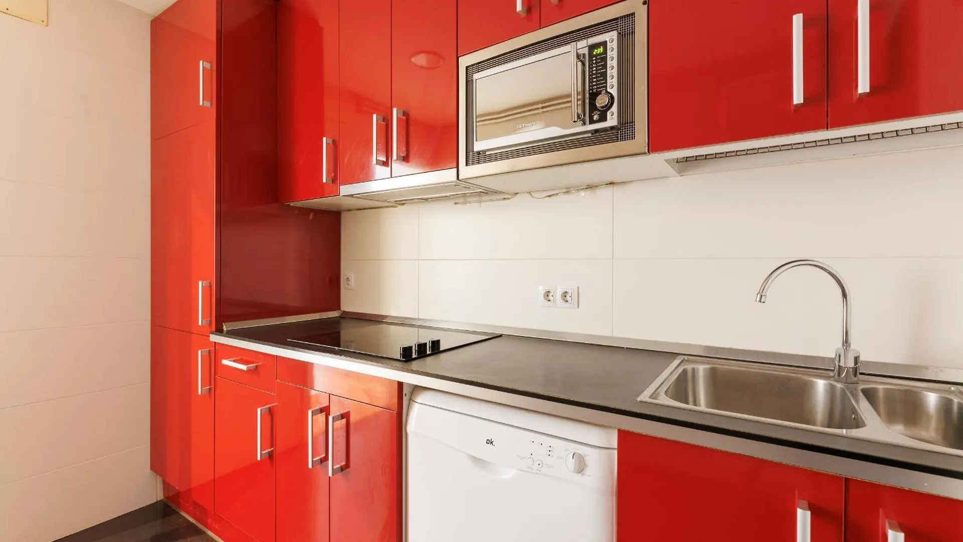 Aparteasy - Private Terrace, 3-Bedroom Apartment Barcelona