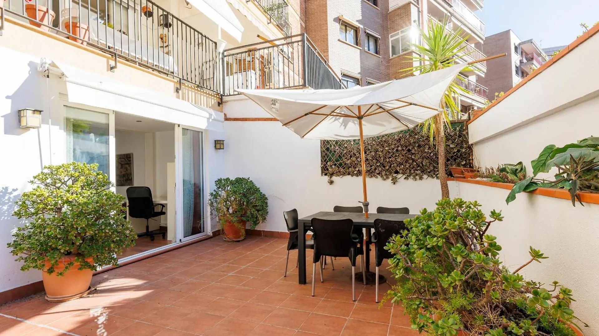 Aparteasy - Private Terrace, 3-Bedroom Apartment Barcelona