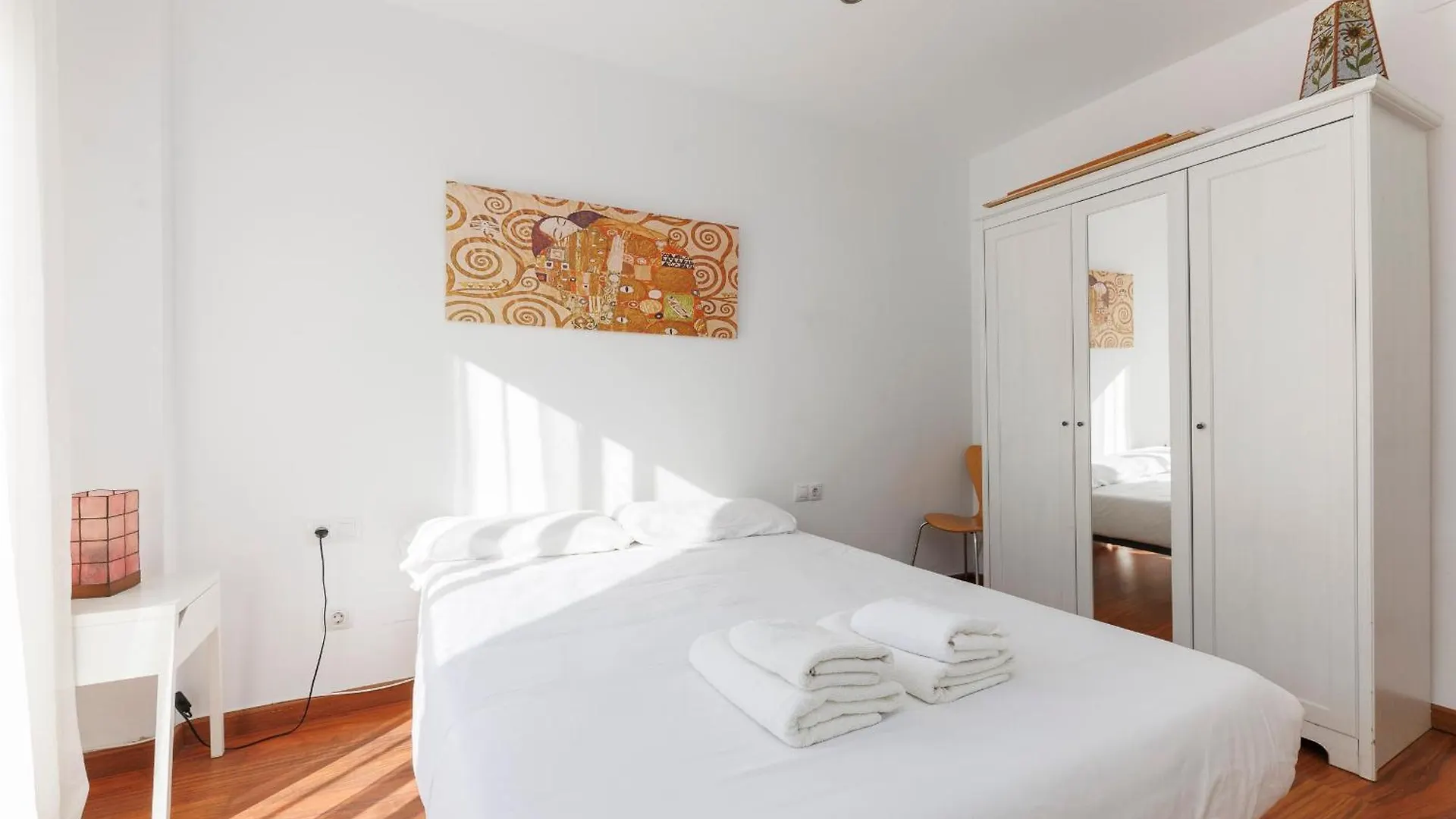 Aparteasy - Private Terrace, 3-Bedroom Apartment Barcelona Spain