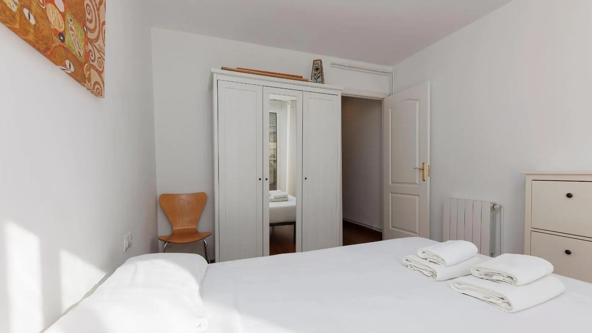 Aparteasy - Private Terrace, 3-Bedroom Apartment Barcelona