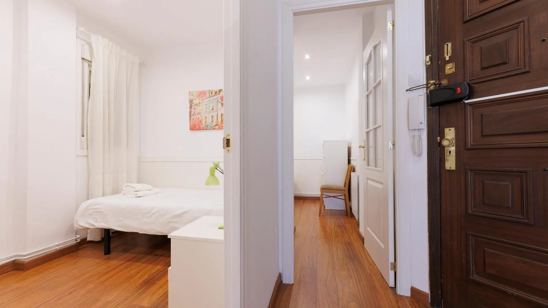 Aparteasy - Private Terrace, 3-Bedroom Apartment Barcelona