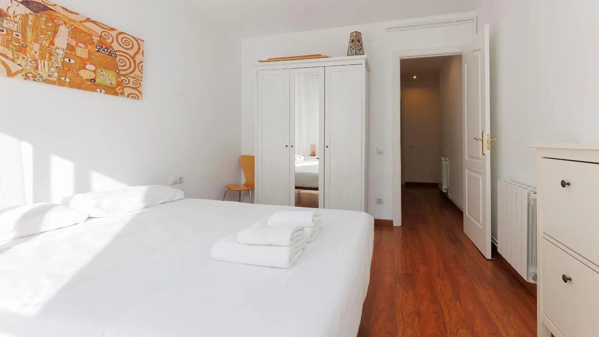 Aparteasy - Private Terrace, 3-Bedroom Apartment Barcelona