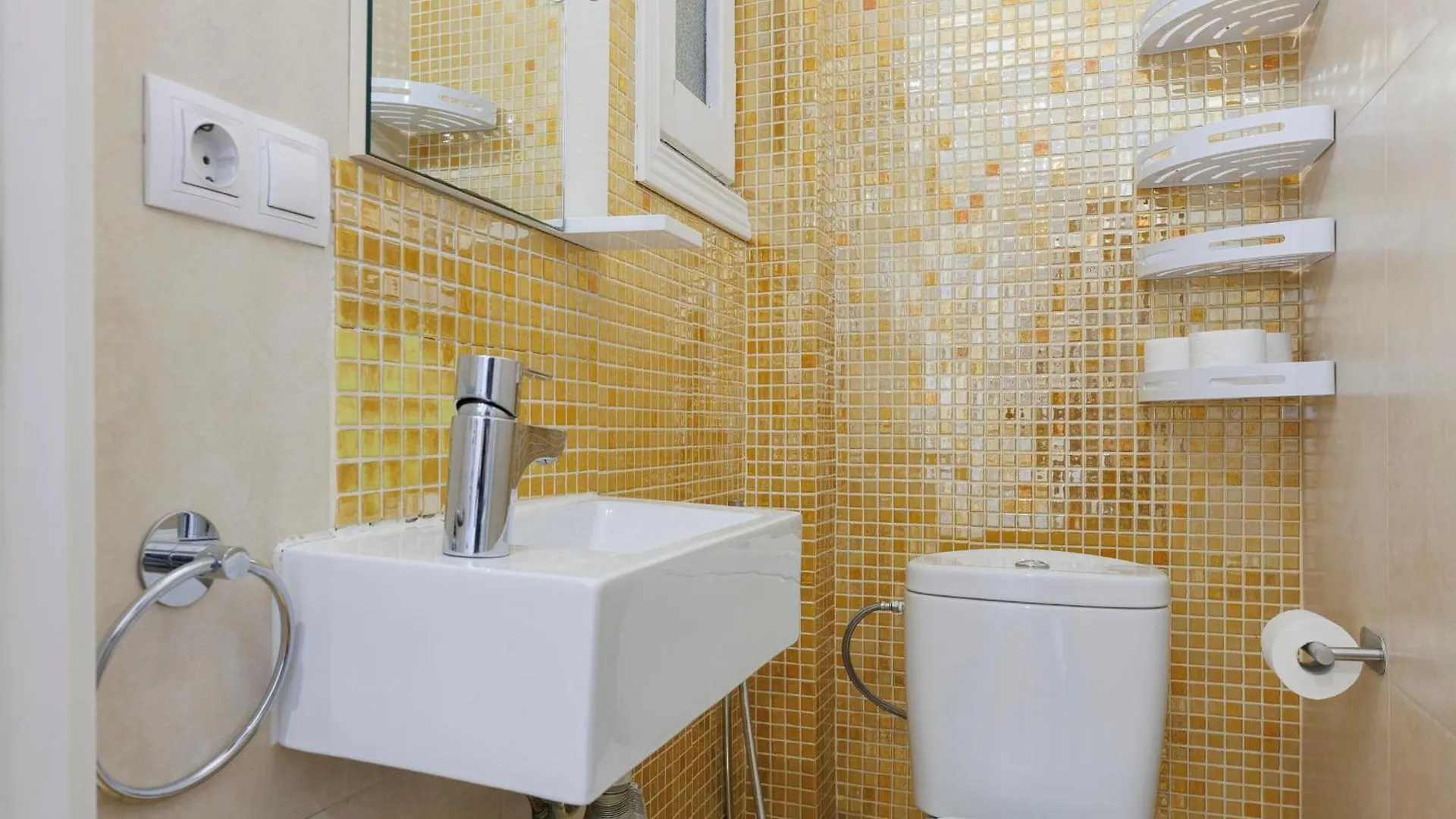 Aparteasy - Private Terrace, 3-Bedroom Apartment Barcelona